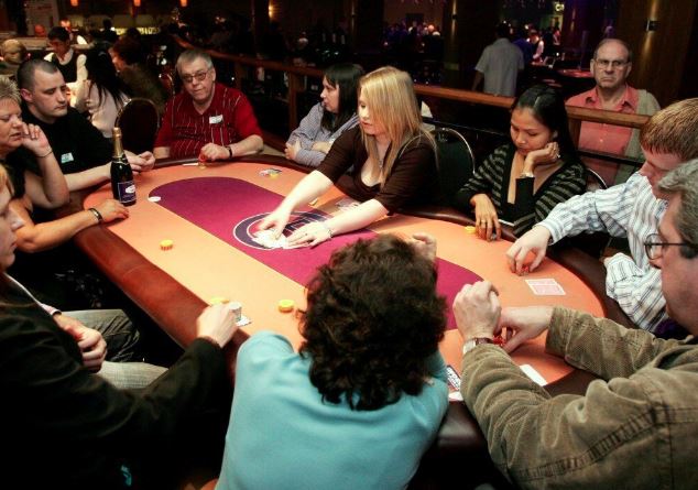 The Social Aspect of Online Gambling: Interacting with Other Players